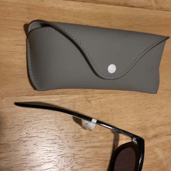 NWT Le Specs sunglasses with case - Picture 5 of 5